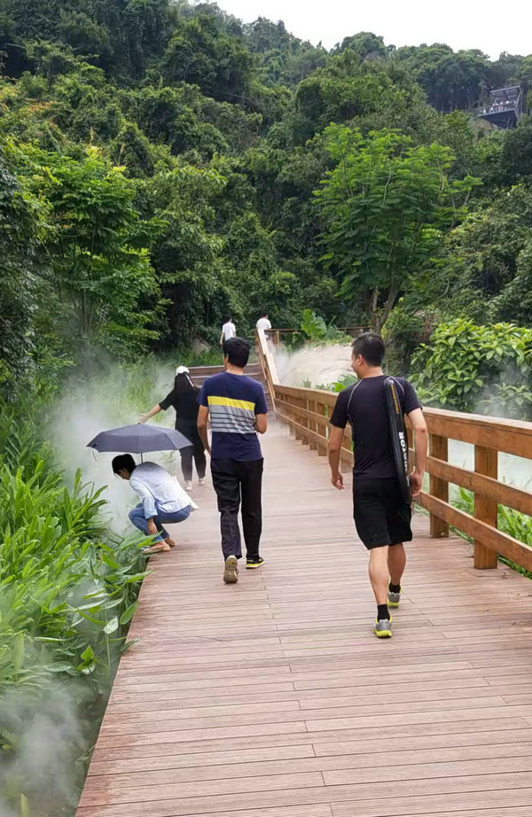 路途中，時而沾花惹草，時而風度翩翩