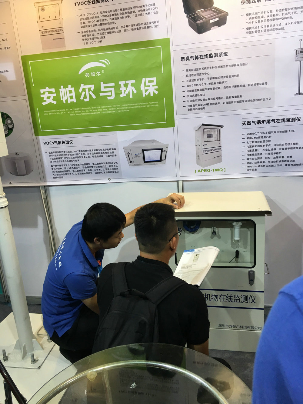 工程師為客戶做產品講解，客戶非常感興趣，觸摸安帕爾的產品
